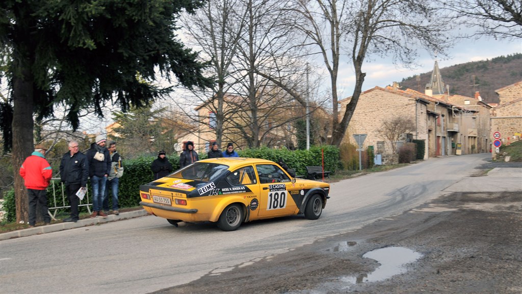 Per Vilslev og Erik Andersen gav den fine Opel gas igennem byen Giroc
(Foto: Viggo Johansen/Rallypics.dk)